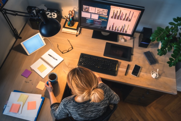 modem vs routeur vue aérienne d'une femme au bureau bureau à domicile plusieurs appareils