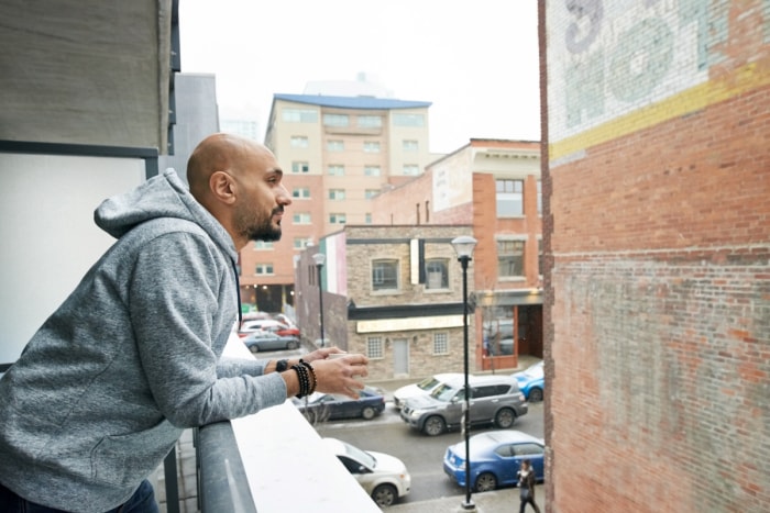 Homme regardant par-dessus un balcon