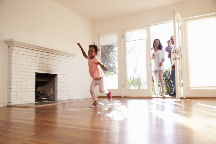 Une famille enthousiaste découvre sa nouvelle maison le jour du déménagement