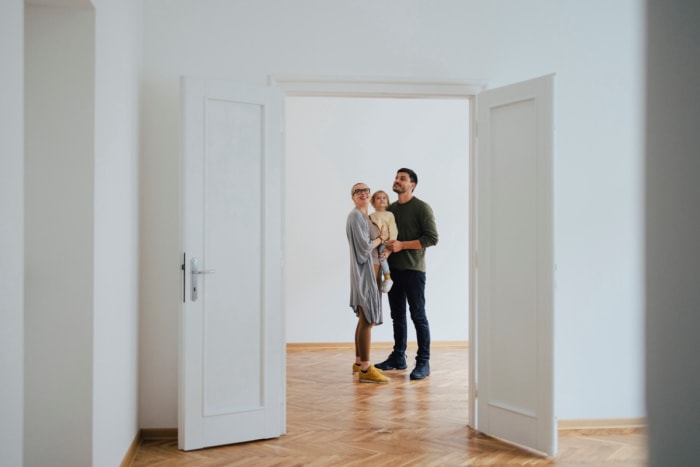 Vue d'un couple avec enfant à travers la porte.