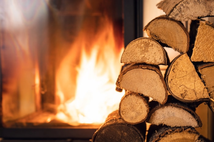 Bois de chauffage empilé devant le feu.