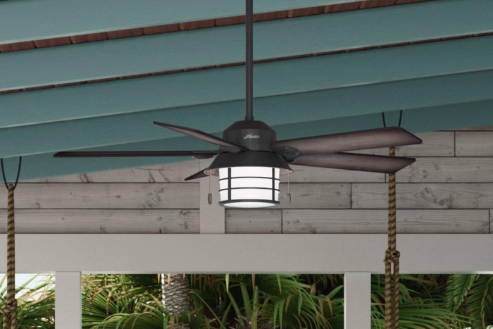 Ventilateur extérieur Key Biscayne de Hunter Fan Company installé sur une terrasse pour garder un coin salon frais.