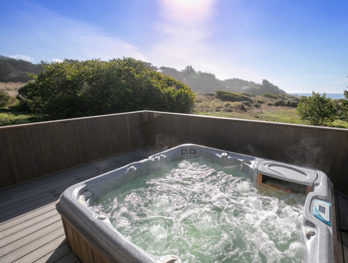 Bain à remous sur la terrasse avec vue sur le paysage.