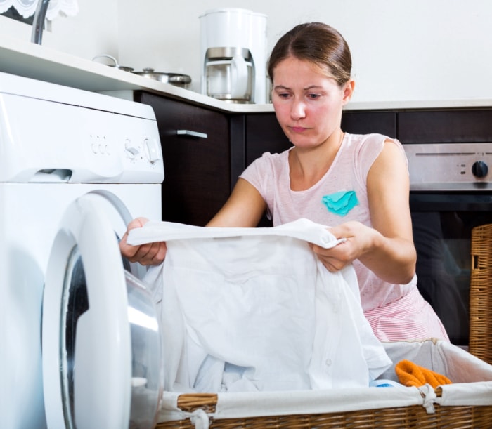 Femme regardant des vêtements dans la sécheuse