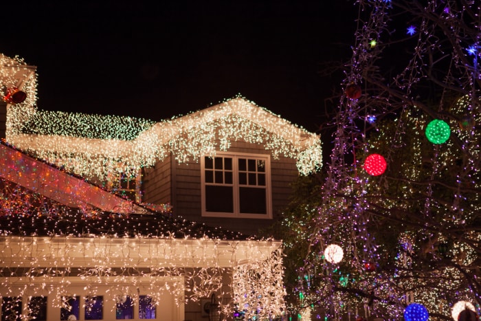 Une maison résidentielle décorée de nombreuses lumières de Noël.