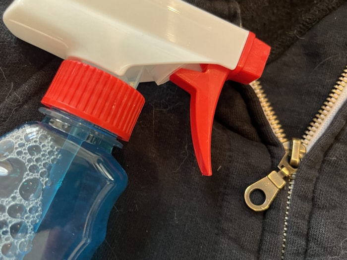 Utilisation de Windex sur la fermeture éclair coincée d'un sweat-shirt