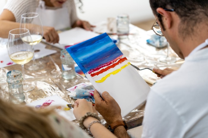 Atelier Art et Vin. Développement de la peinture artistique.