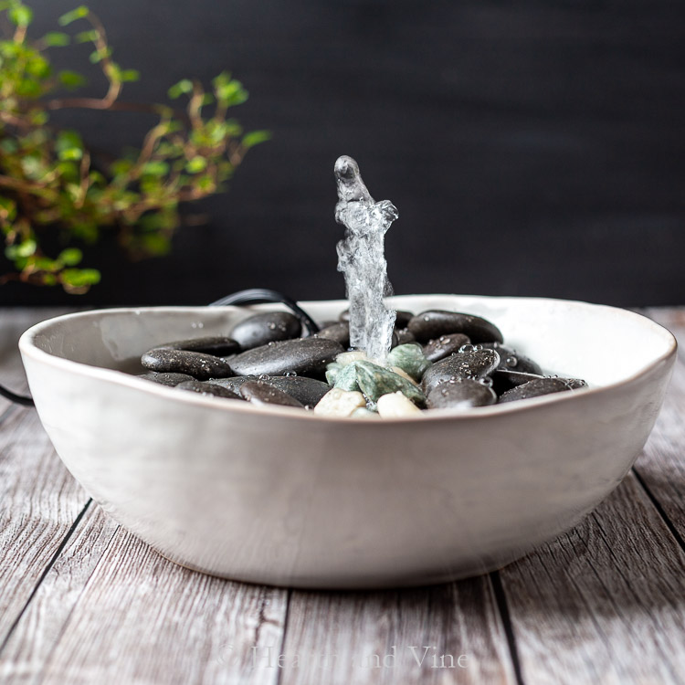 mini fontaine à eau avec pierres