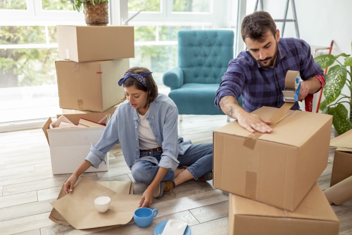 iStock-1287234762 Conteneur de déménagement ou location de camion couple emballant des objets à déménager