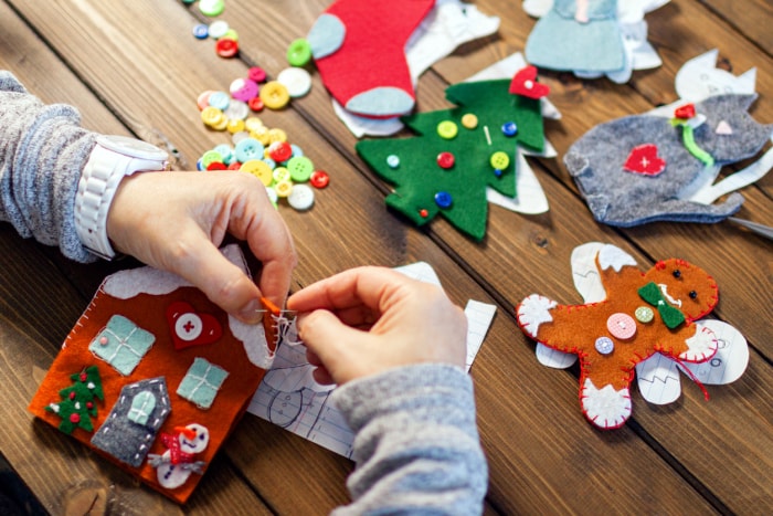 iStock-1188783652 incontournables à faire en décembre : fabriquer des décorations de Noël en feutre