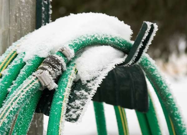 tuyau recouvert de neige