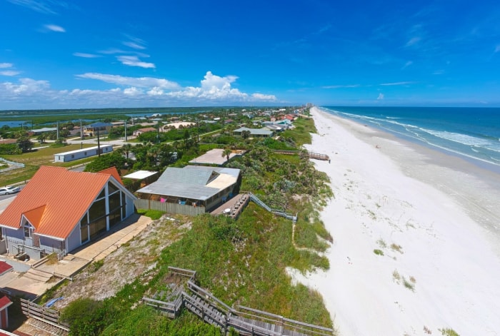 Maisons de plage le long de la plage et de l'océan.