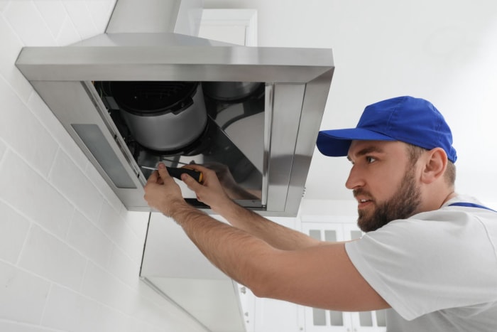 Combien coûte l'installation d'une hotte de cuisine ? Câblage d'une hotte de cuisine par un électricien lors d'une installation professionnelle