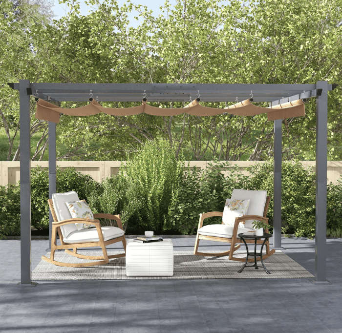 Pergola en métal avec un auvent couleur cacao, avec mobilier de jardin en dessous.