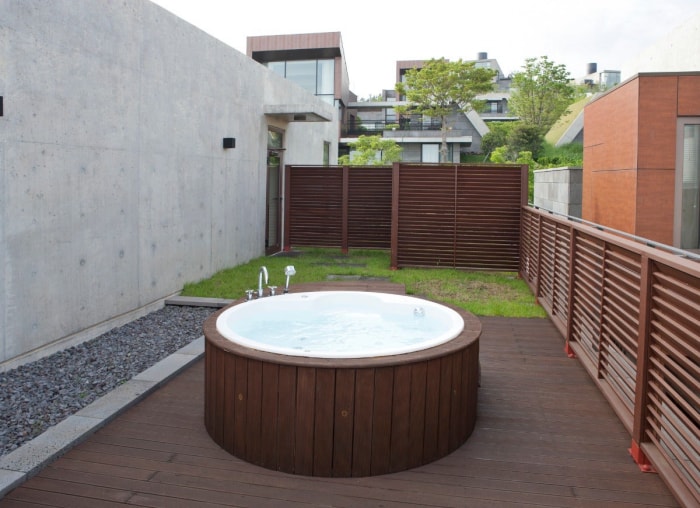 15 idées de terrasses de spa pour un jardin relaxant