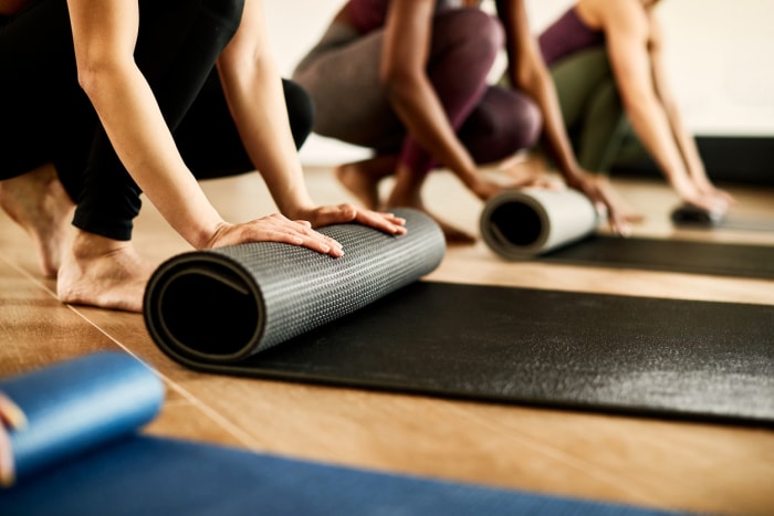 14 choses que vous ne saviez pas que vous pouviez nettoyer dans votre machine à laver cours de yoga dérouler les tapis