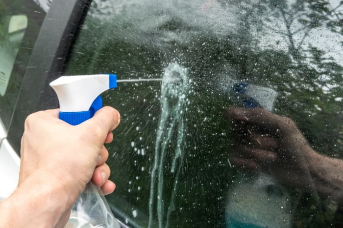 Des choses que vous pouvez utiliser lorsque vous n'avez pas de grattoir à glace - vaporisateur pour pare-brise