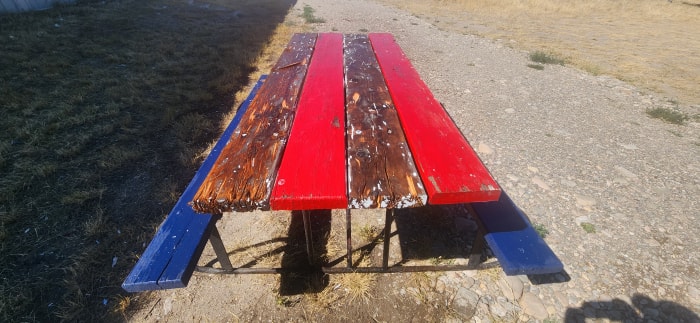 Photo d'une table de pique-nique après lavage sous pression