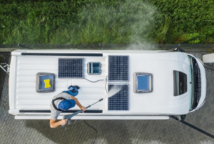 vue aérienne des panneaux solaires de lavage à pression sur le toit du camping-car