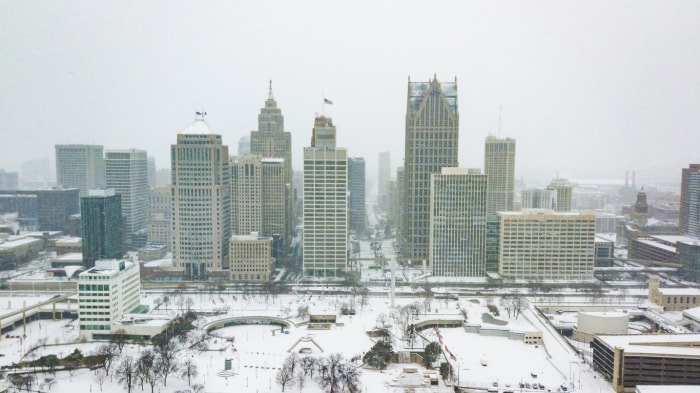 Une vue aérienne de l'horizon de la ville de Détroit, Michigan, le jour de Noël 2020 alors qu'il neige.