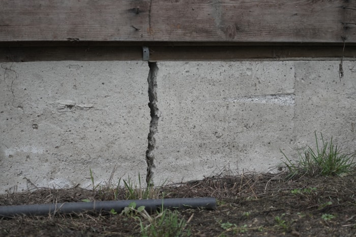 Les fondations en béton d'une maison sont fissurées.