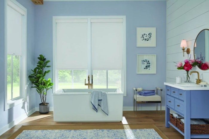 Le meilleur traitement de fenêtre pour les portes coulissantes : Bali Blackout Roller Shades