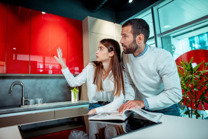 iStock-1191198901 sur l'amélioration d'une maison, un couple faisant ses courses dans un magasin de cuisine