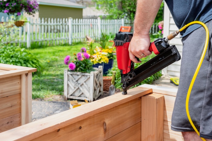 les erreurs d'aménagement paysager qui font que les acheteurs de maison regardent ailleurs homme réparant une terrasse bricolage