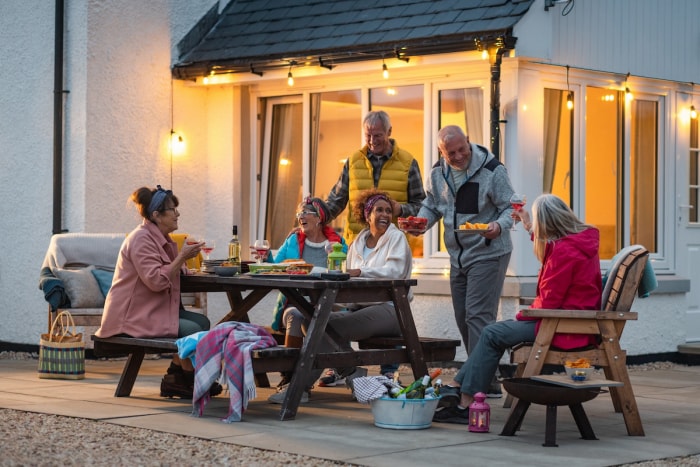 Amis et voisins passant du temps sur un patio en automne.