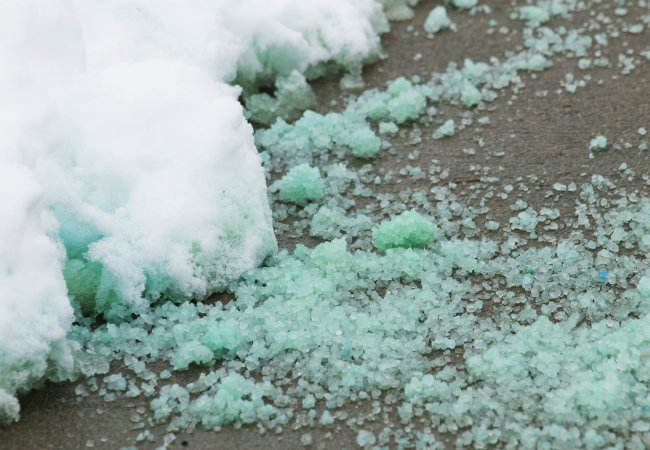 Comment enlever la glace de l'allée - avec du chlorure de magnésium