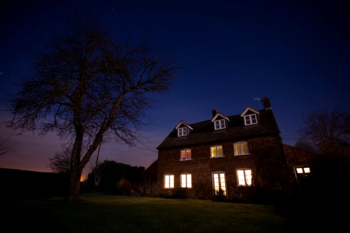 Maison sombre dans la nuit