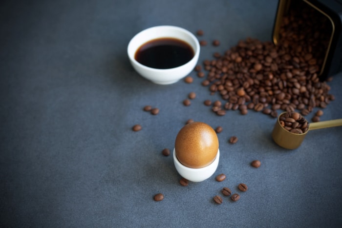 Oeuf teint au café