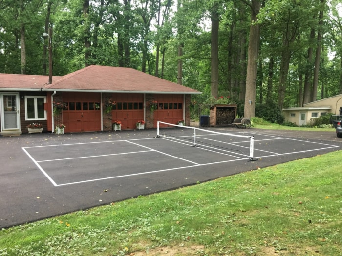 Vue d'un terrain de pickleball dans l'arrière-cour.