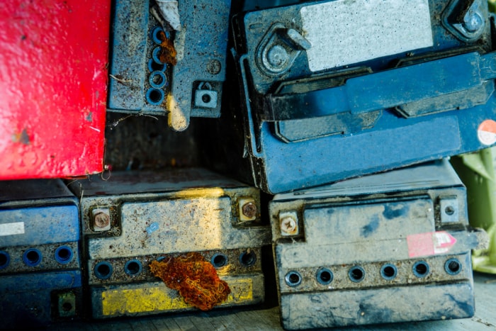 Une pile de batteries de voiture à recycler.