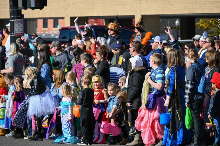 Anoka, Minnesota. Scènes de la parade annuelle d'Halloween d'Anoka, autoproclamée « capitale mondiale d'Halloween ».