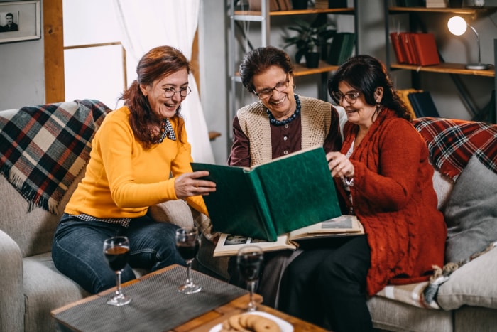 iStock-1145332341 décoration avec des objets artisanaux regardant des albums dans le salon.jpg