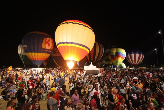 Des montgolfières illuminées au festival Spooktacular de montgolfières de Scottsdale