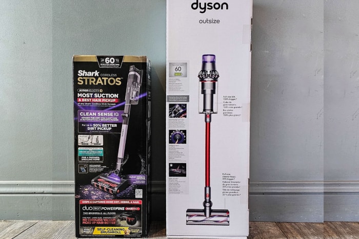 Boîtes Dyson vs Shark côte à côte avant le déballage et le test.