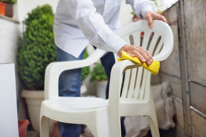 Nettoyage de chaise extérieure en plastique.