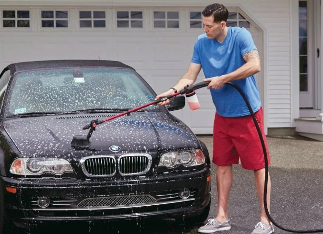 La baguette d'arrosage Hyde PivotPro pour le lavage d'une voiture