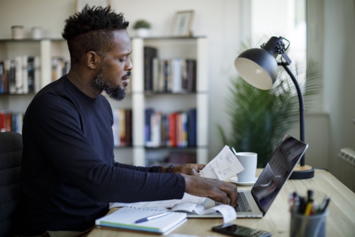 iStock-1354077707 Les incontournables de décembre L'homme qui fait ses finances