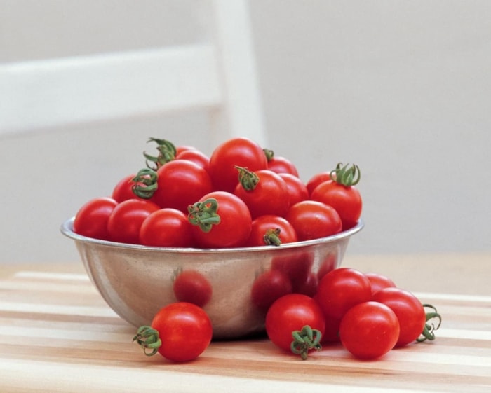 types de tomates - tomates cerises rouges dans un bol en argent