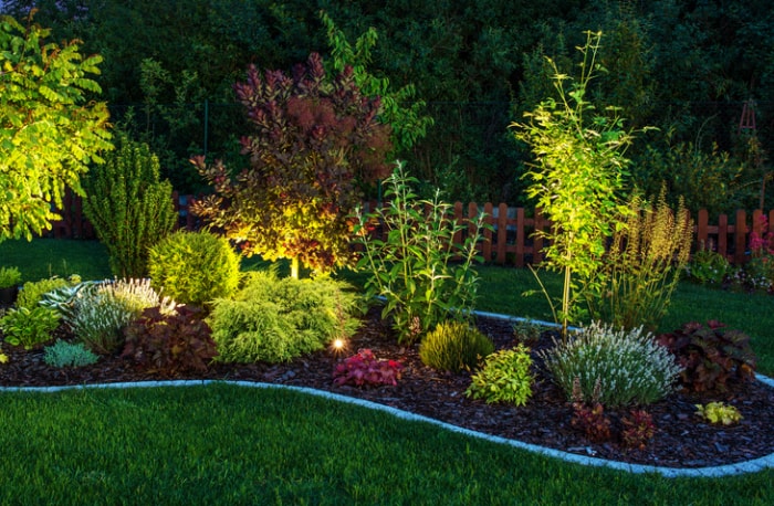 éclairage-paysage-parterre-de-fleurs-dans-la-cour-avec-lumières-nuit