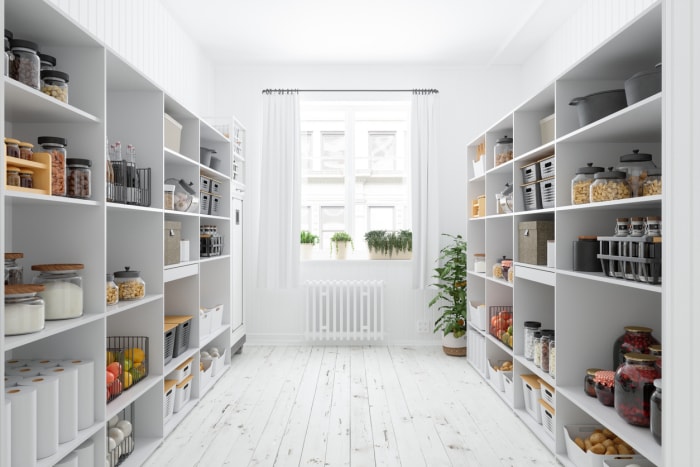 Salle de stockage avec articles de garde-manger organisés, aliments de base non périssables, aliments en conserve, aliments sains, fruits et légumes.