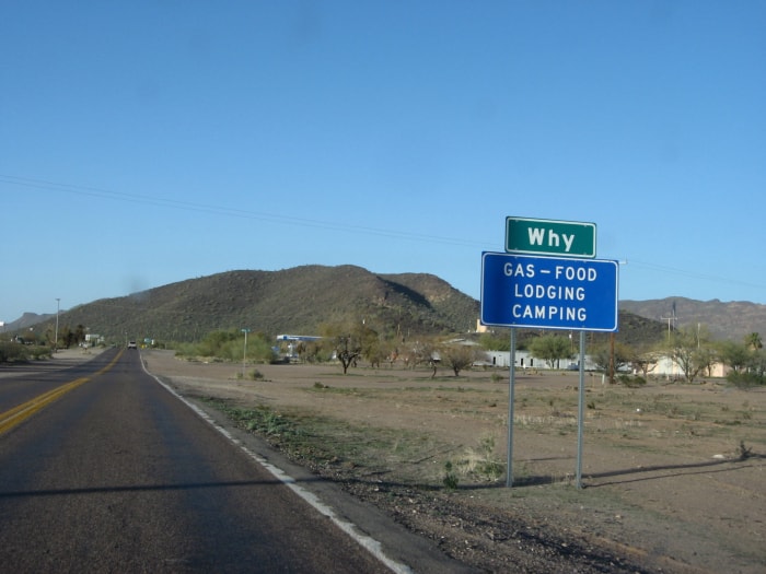 panneau de signalisation pour l'arizona contre paysage routier désertique