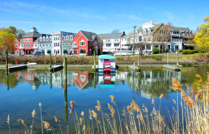 états avec l'impôt foncier le plus élevé milford connecticut maisons historiques lac avec bateau amarré