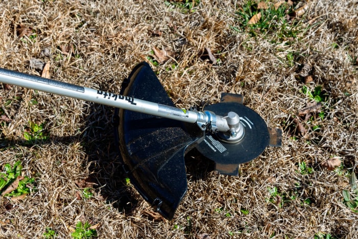 La tête de coupe de la débroussailleuse sans fil Makita permet de couper l'herbe et les mauvaises herbes à une hauteur réduite.