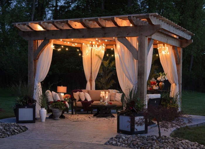 13 belles façons de décorer une pergola dans votre jardin