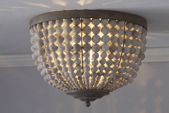 La meilleure option de luminaire encastré : Leila Wood Bead Flush Mount