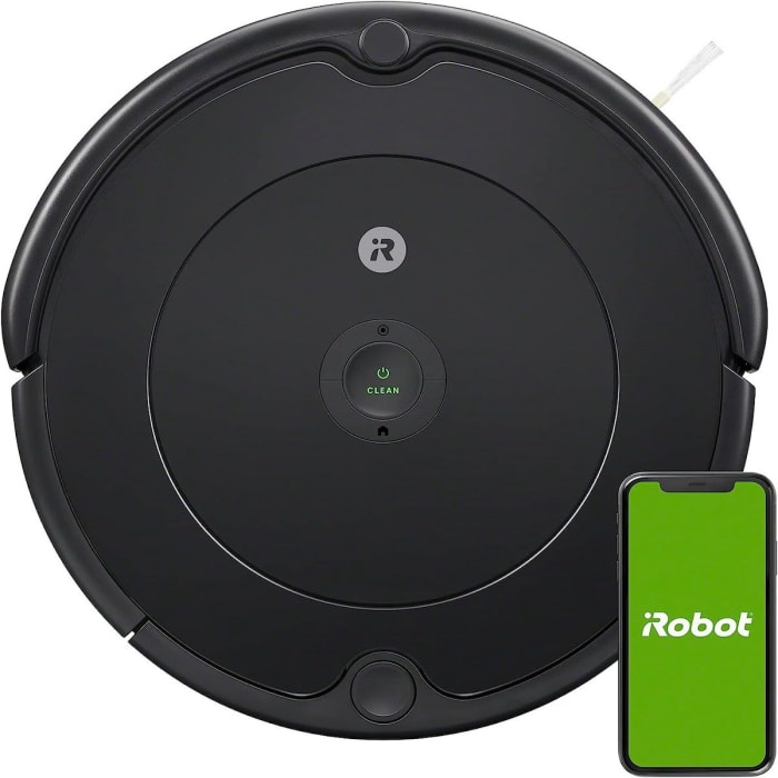 L'aspirateur robot iRobot Roomba 692 et un smartphone avec un écran vert sur lequel est écrit « iRobot » en texte blanc sur un fond blanc vierge.